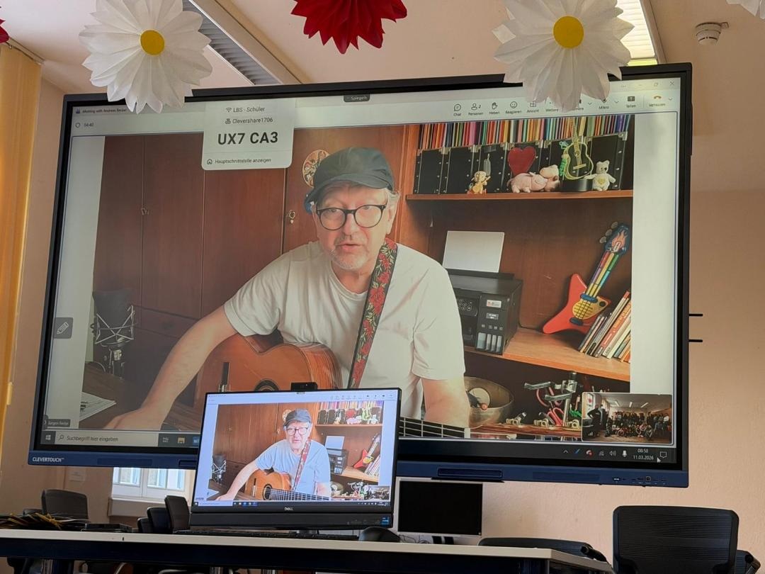 J%C3%BCrgen%20Fastje%20auf%20dem%20Bildschirm%20mit%20Gitarre